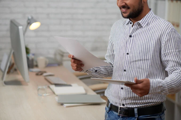 homem segurando relatório de viagem a trabalho