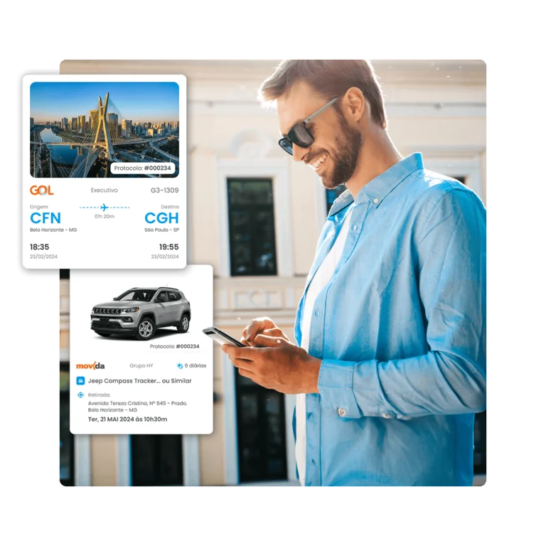 Homem sorridente usando smartphone para verificar detalhes de viagem, incluindo passagem aérea da Gol e reserva de veículo da Movida, em frente a um edifício elegante.