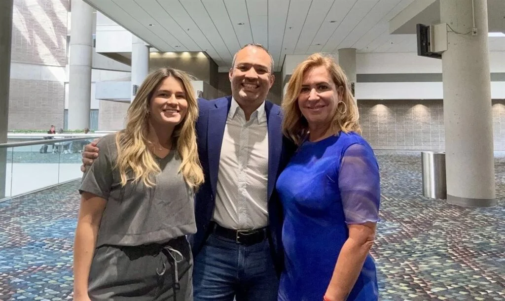 Juliana Andrade e Vivi Martins da Academia de Viagens Corporativas e Peterson Prado da Onfly