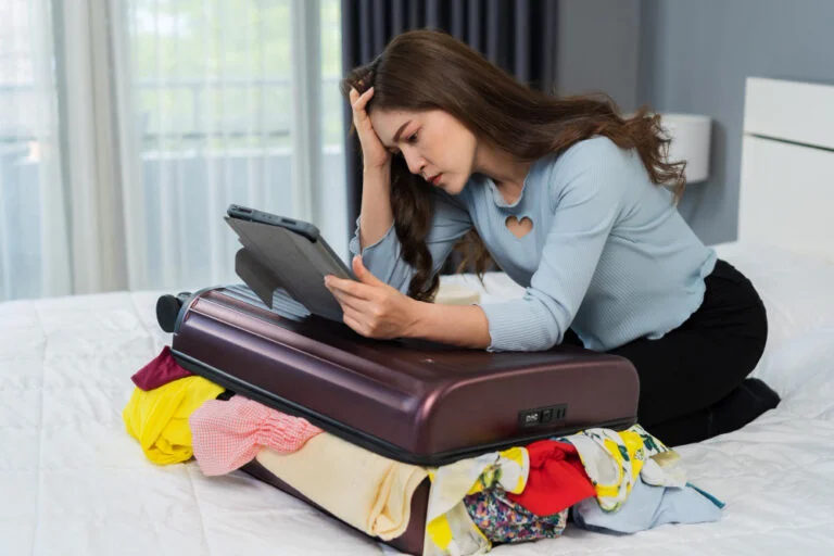 mulher tendo problemas com a gestão de risco em viagem a trabalho
