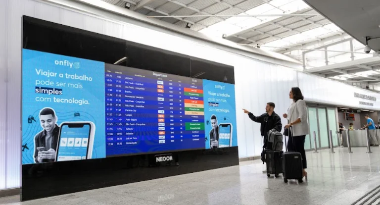 passageiros verificando chamada de embarque dos voos e sua tarifa