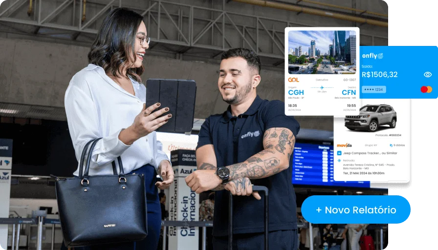 Consultor da Onfly prestando atendimento VIP a cliente em um veículo corporativo