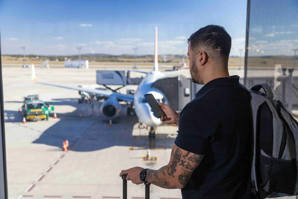 viajante aguardando voo 