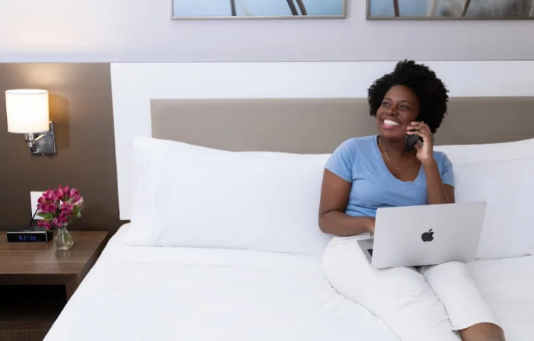 mulher relaxando em viagem a trabalho para seu desenvolvimento