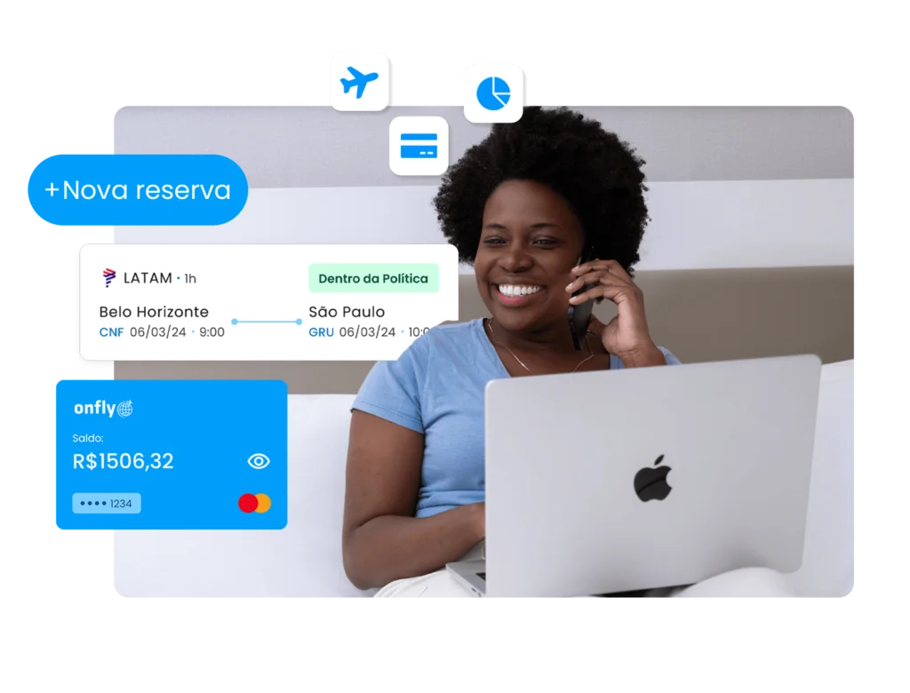 Mulher sorridente fazendo uma demonstração de reserva de viagem corporativa com a plataforma Onfly.
