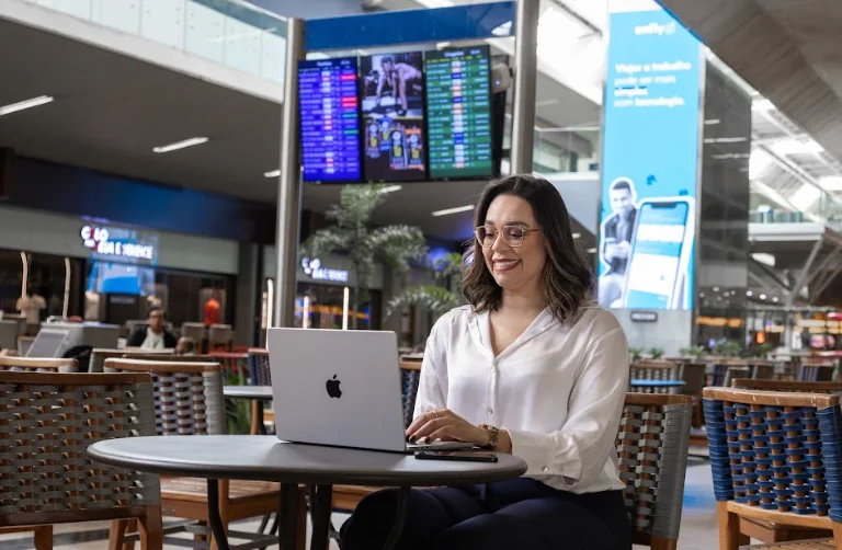 mulher fazendo a gestão de viagens no aeroporto