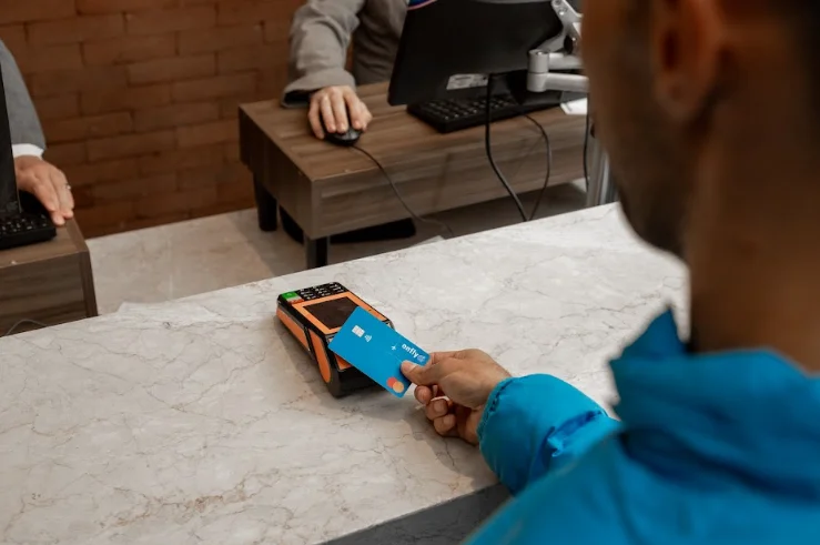 homem pagando com cartão de crédito corporativo integrado a ferramenta de gestao de despesas