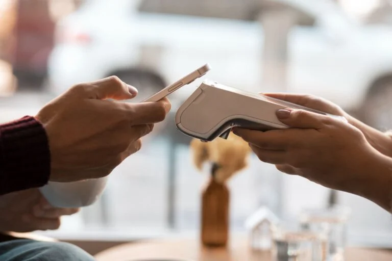 Pagamento realizado via sistema contactless.