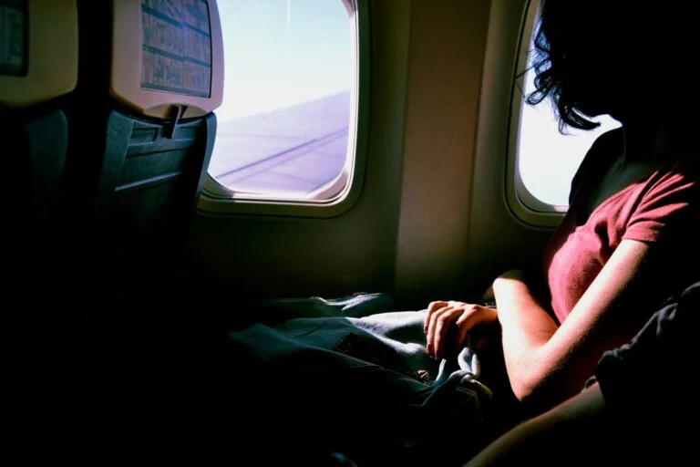 Confira dicas de como dormir no avião.
