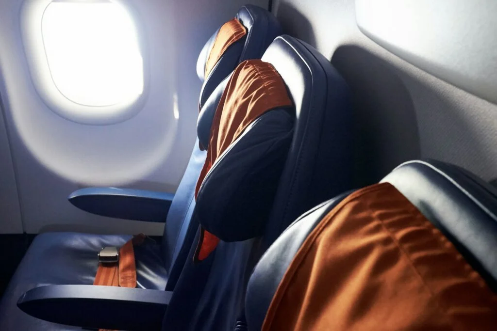 Escolher um bom assento é parte importante de como dormir no avião.