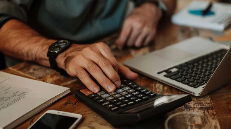 Calcular a hora extra em viagem a trabalho não precisa ser uma dor de cabeça.