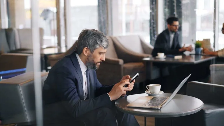 líder corporativo em uma cafeteria