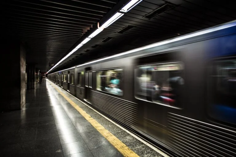 imagem de metrô em movimento