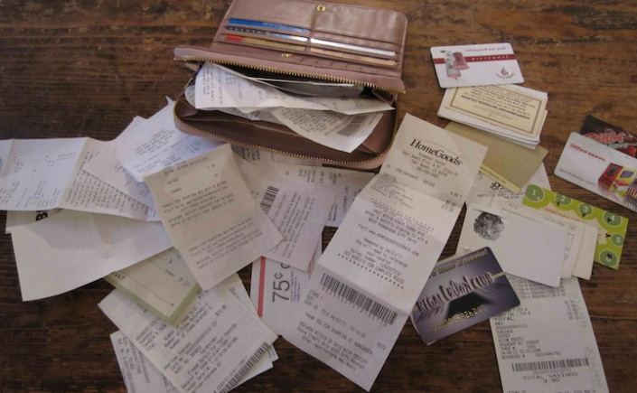 carteira cheia de recibos