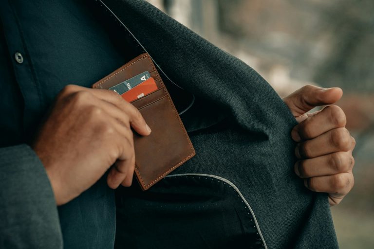 Homem com cartão de crédito sem limite para empresas.