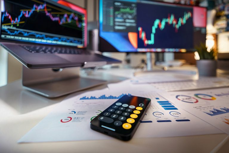 Tela de computador e calculadora simulando o que é o IOF.