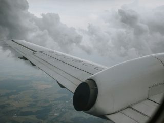 Avião e o impacto da emissão de carbono em viagem corporativa