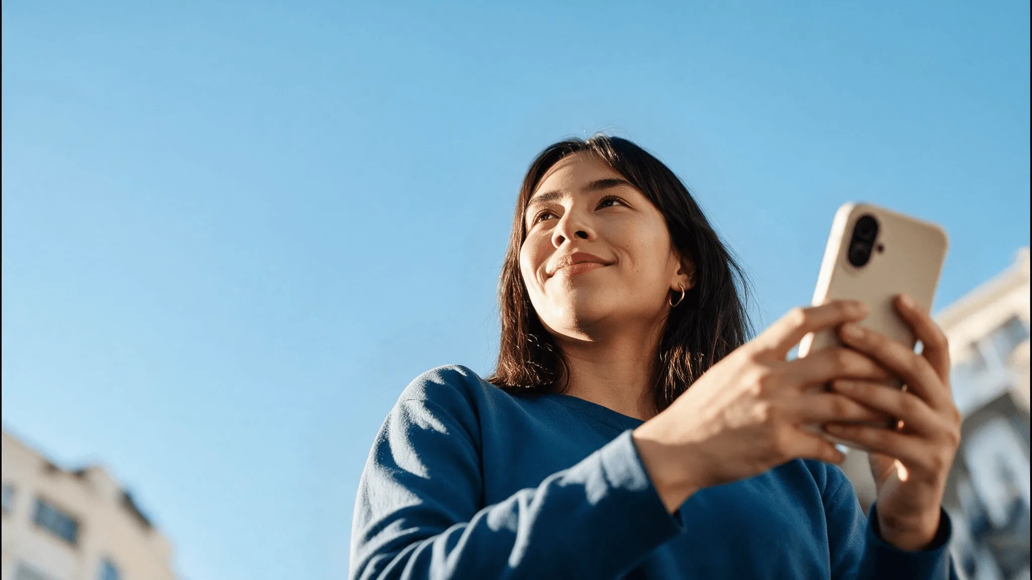 Viajante consulta o celular ao ar livre